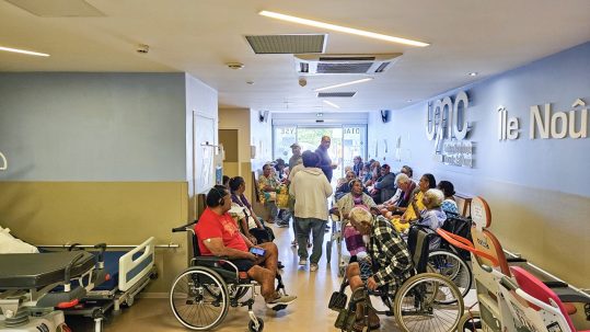 Le 13 mai débute une crise sociale en Nouvelle-Calédonnie qui contraint l'Atir à envoyer ses patients en dialyse à la clinique Kuindo-Magnin.