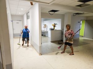 Les voisins, solidaires, ont aidé à nettoyer l'unité de dialyse de Dumbéa sur Mer, en pleine crise.