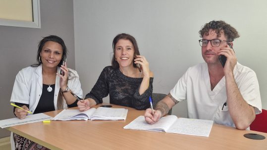 Soa, Marjorie Renault (au centre) et Maxime, collaborateurs de la cellule d'appel de l'Atir, ont téléphoné aux patients pendant des heures en mai.