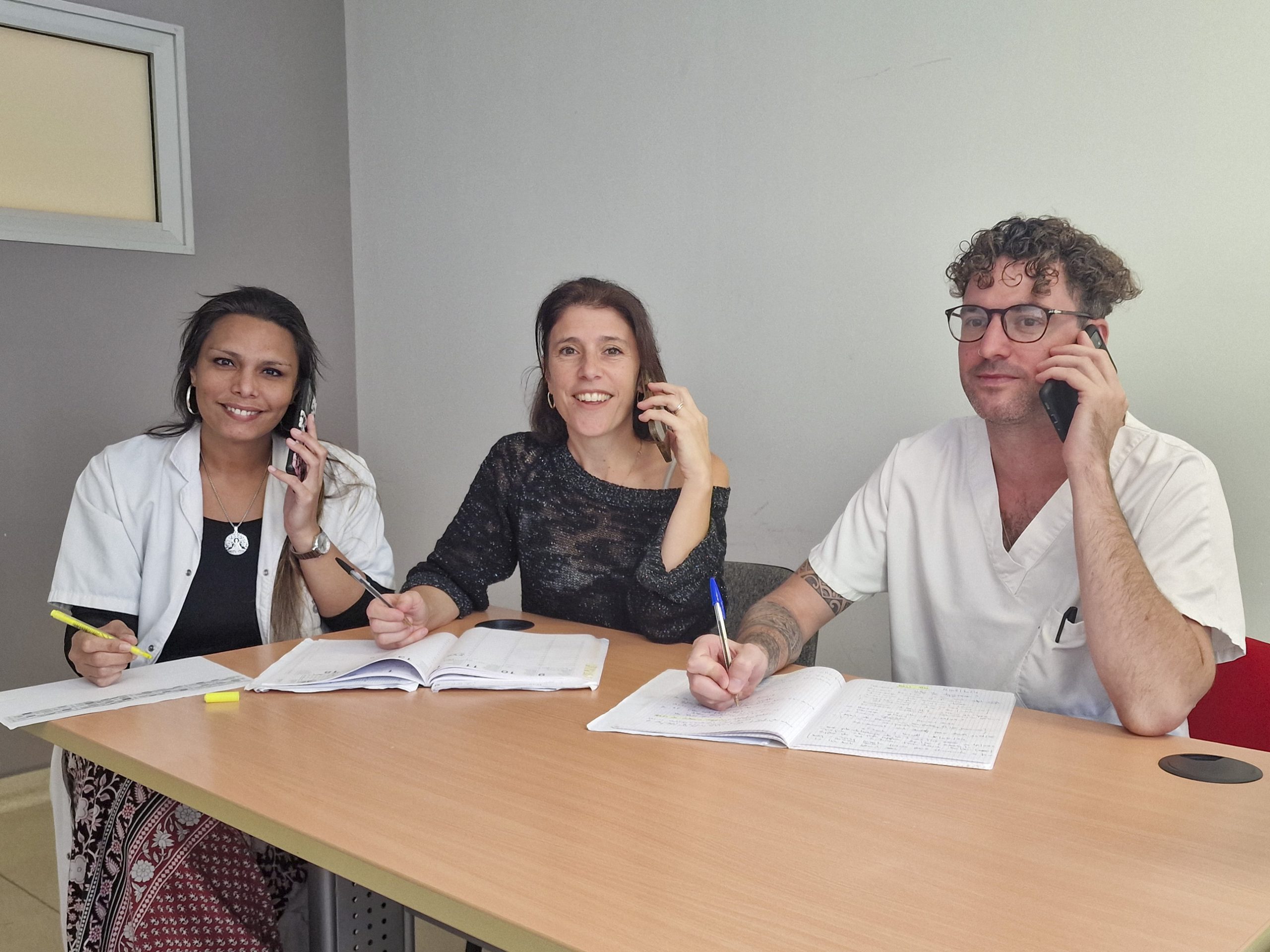 Soa, Marjorie Renault (au centre) et Maxime, collaborateurs de la cellule d'appel de l'Atir, ont téléphoné aux patients pendant des heures en mai.