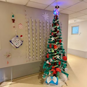 Concours de sapins de Noël avec matériel recyclé dans les unités de dialyse de l'Atir en décembre 2024.