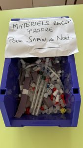 Concours de sapin de Noël à l'Atir pour les agents et infirmiers en décembre 2024, à partir de matériel recyclés.